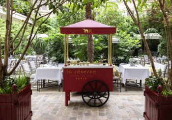 Элегантная тележка с мороженым во внутреннем дворике La Réserve Paris — Hotel and Spa