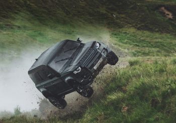 Новый LAND ROVER DEFENDER сам выполняет все свои трюки