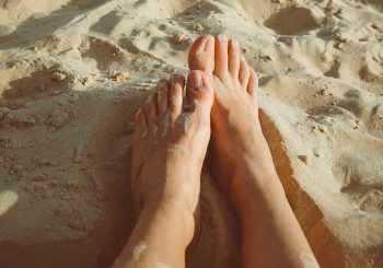 Грибковые инфекции, мозоли, волдыри и сухая кожа. Как защитить свои стопы от распространенных летних “болячек”