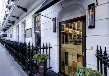 Brown’s Hotel: искусство с доставкой в отель